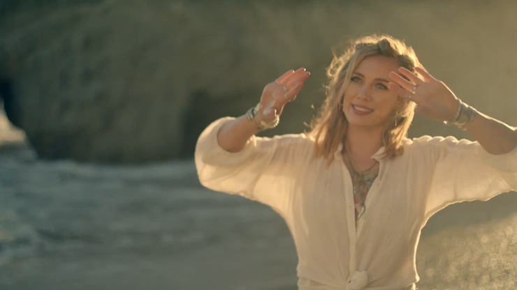 Hilary Duff 《Chasing the Sun》