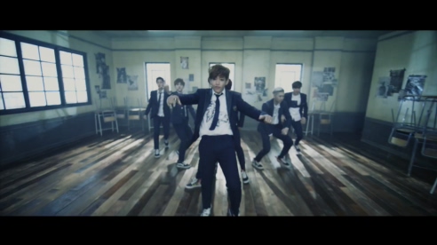 防弹少年团 《BOY IN LUV》 