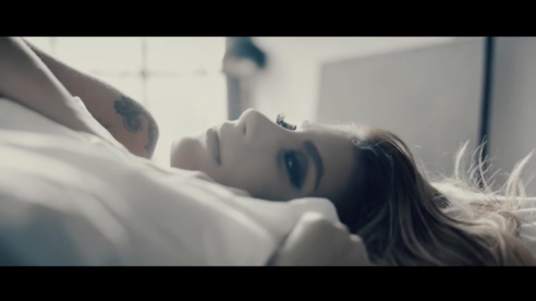 İrem Derici 《Bana Hiçbir Şey