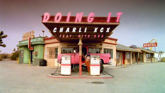 洗茶妹Charli XCX 《Doing It》 1080P