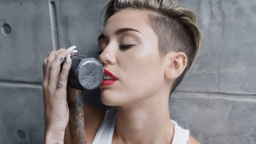 Miley Cyrus 《Wrecking Ball》 1